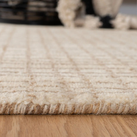Safavieh Himalaya 4'-0" x 6'-0" Rug in Beige