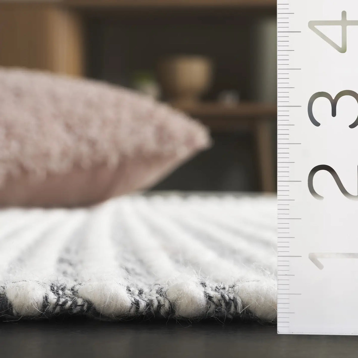 Safavieh Marbella 4'-0" x 6'-0" Rug in Ivory / Black
