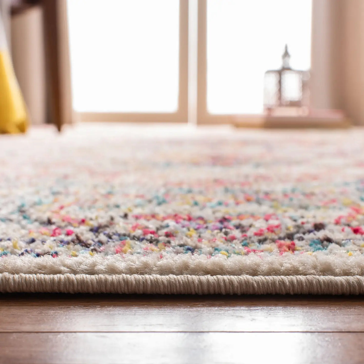 Safavieh Madison 200 4'-0" x 6'-0" Rug in Ivory / Red