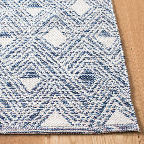 Safavieh Montauk 5'-0" x 8'-0" Rug in Navy / Ivory