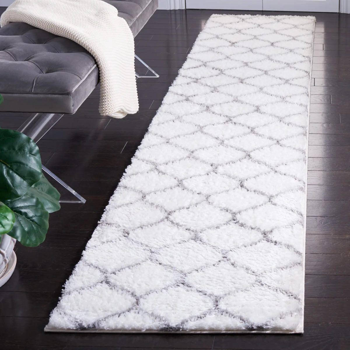 Safavieh Tahoe Shag 2'-0" x 9'-0" Rug in White / Grey