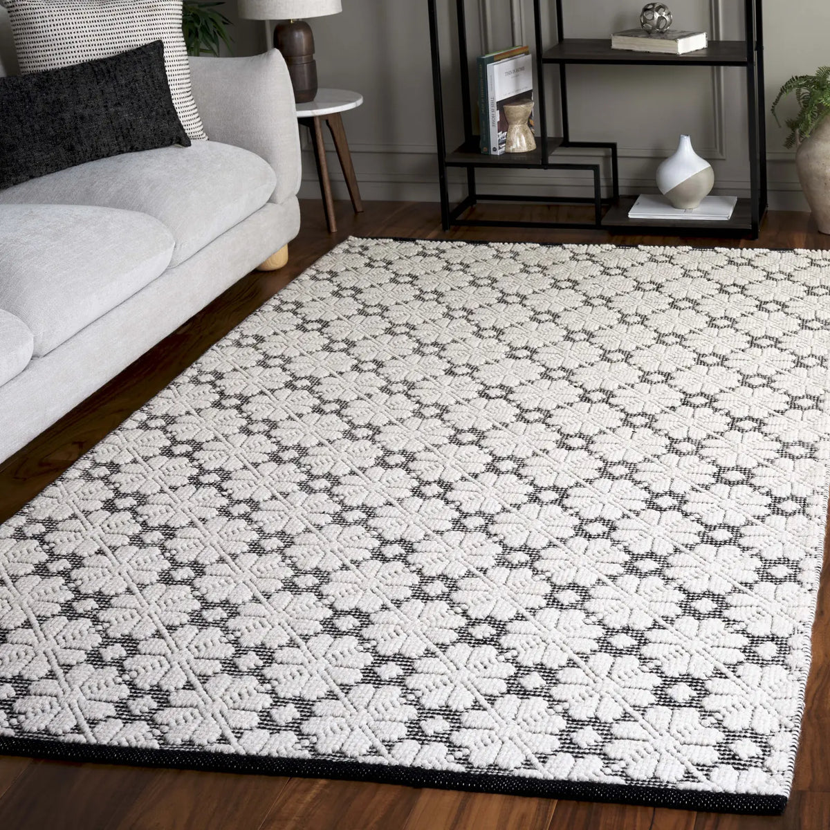 Safavieh Vermont 4'-0" x 6'-0" Rug in Ivory / Black