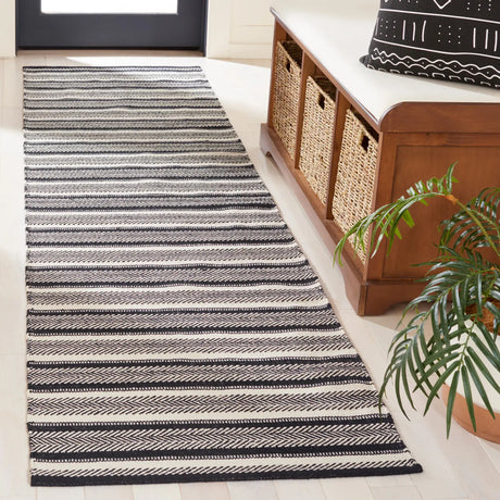 Safavieh Montauk 2'-3" x 9'-0" Rug in Black / Ivory