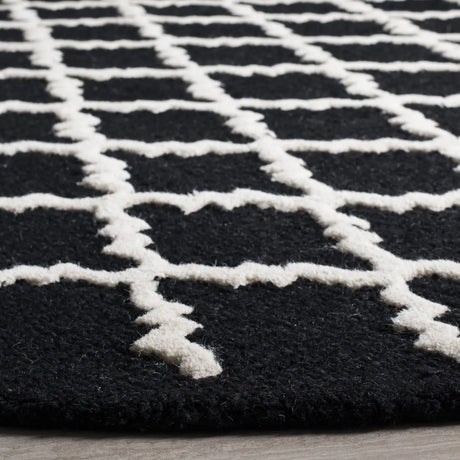 Safavieh Cambridge 6'-0" x 6'-0" Rug in Black / Ivory