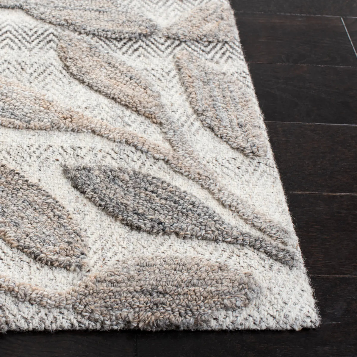 Safavieh Southampton 4'-0" x 6'-0" Rug in Beige