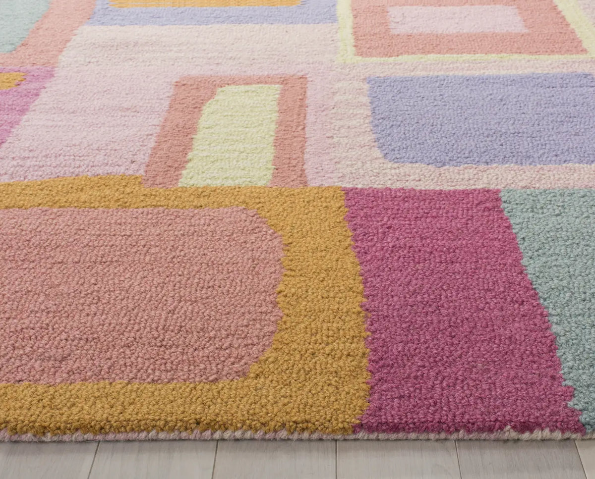 Safavieh Safavieh Kids 5'-0" x 8'-0" Rug in Pink / Multi