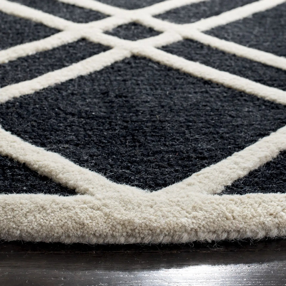 Safavieh Cambridge 6'-0" x 6'-0" Rug in Black / Ivory