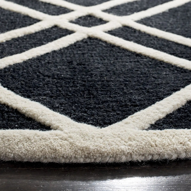 Safavieh Cambridge 6'-0" x 6'-0" Rug in Black / Ivory