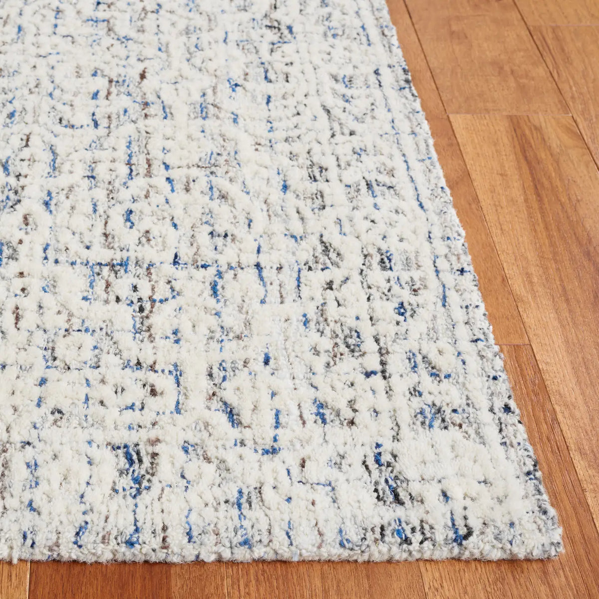 Safavieh Ebony 4'-0" x 6'-0" Rug in Blue / Ivory