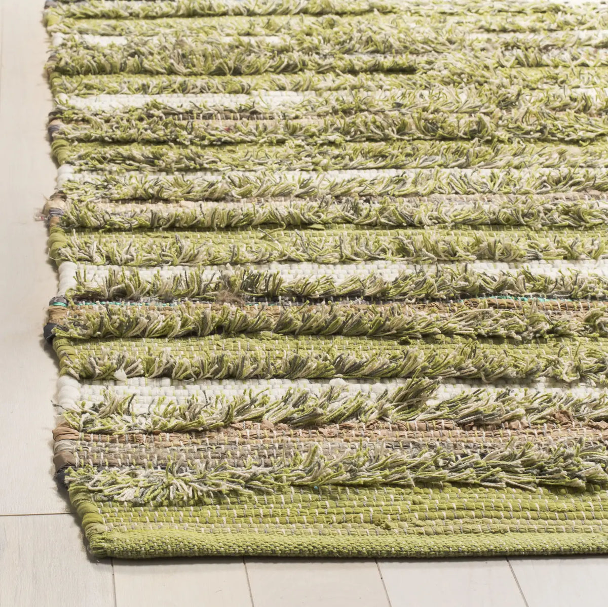 Safavieh Montauk 5'-0" x 8'-0" Rug in Green / Multi
