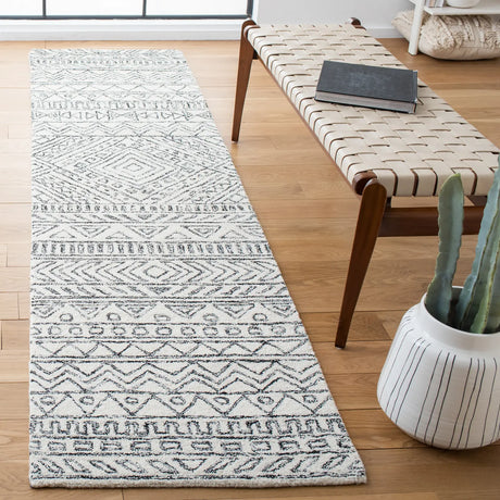 Safavieh Aspen 2'-3" x 11'-0" Rug in Ivory / Black