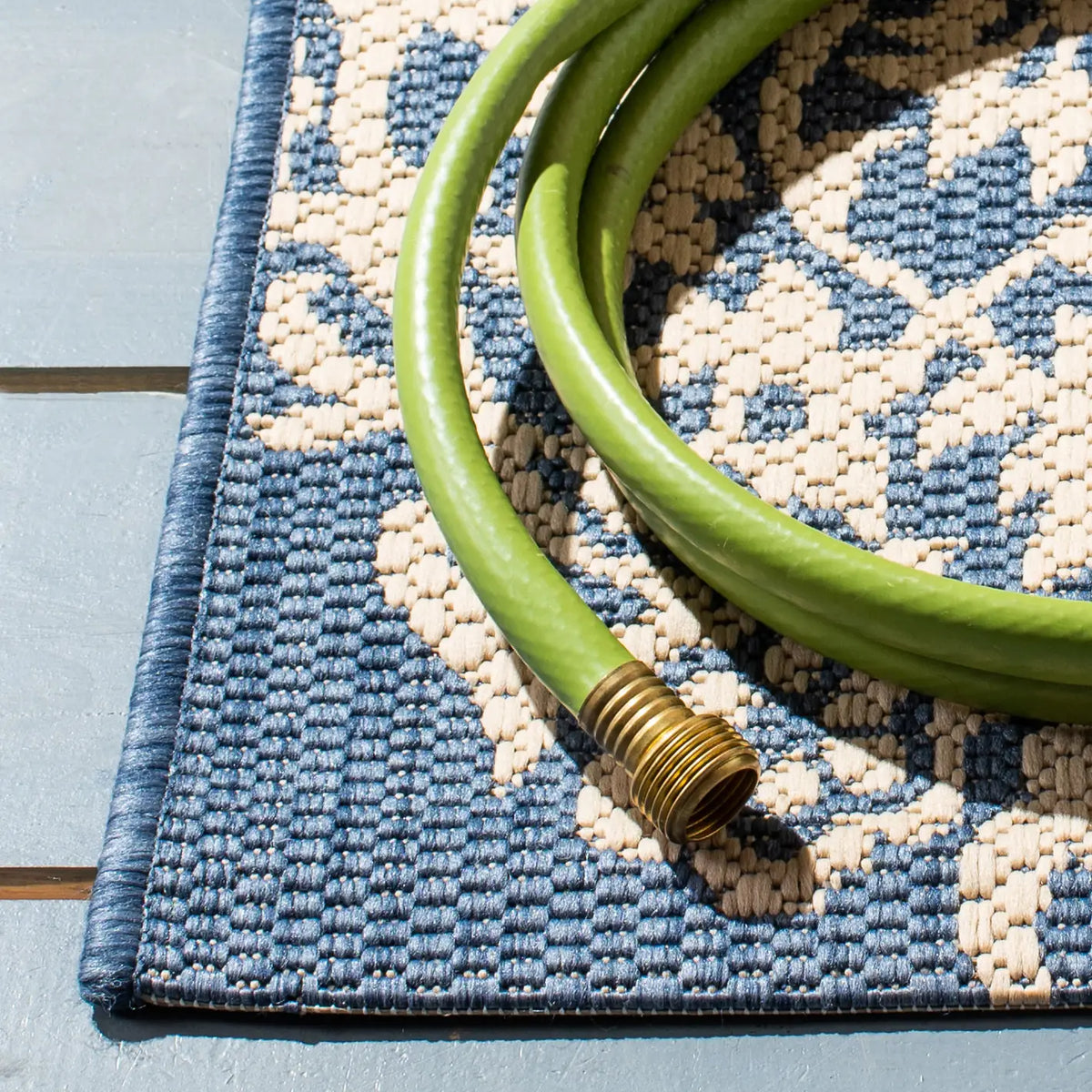 Safavieh Courtyard 4'-5" x 6'-5" Rug in Blue / Ivory