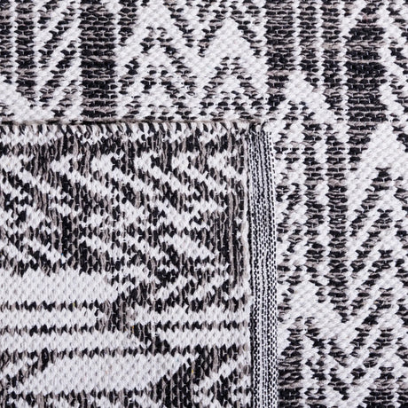 Safavieh Montauk 5'-0" x 8'-0" Rug in Black / Ivory
