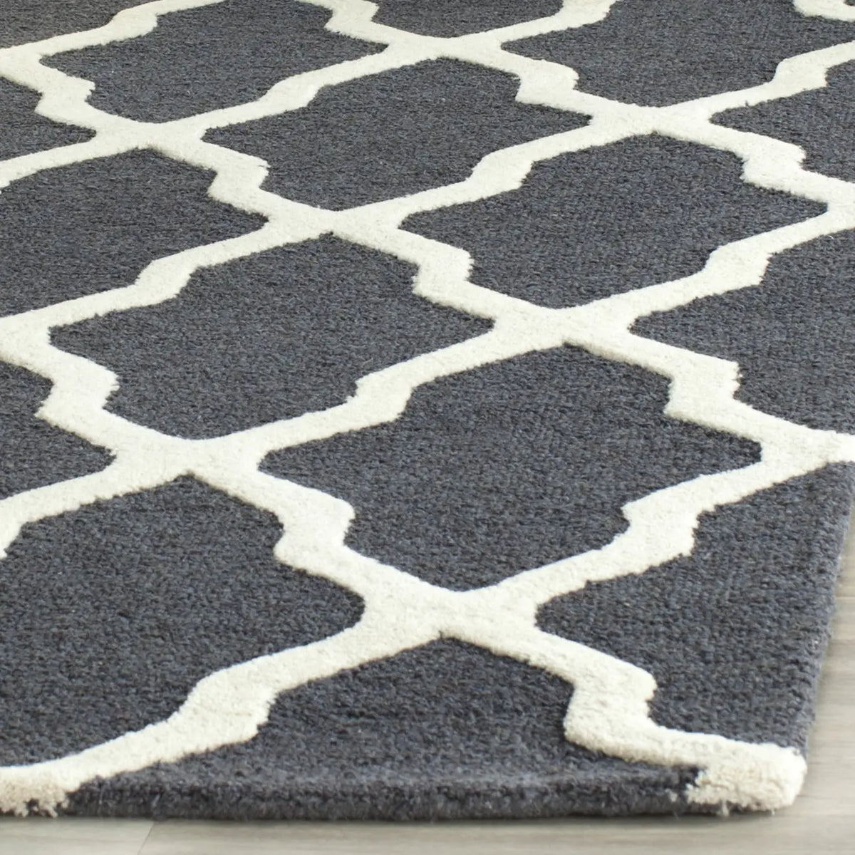 Safavieh Cambridge 5'-0" x 8'-0" Rug in Dark Grey / Ivory