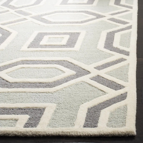 Safavieh Cambridge 5'-0" x 8'-0" Rug in Grey / Ivory