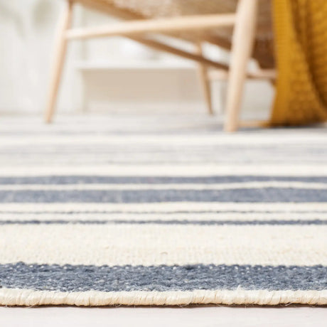 Safavieh Kilim 4'-0" x 6'-0" Rug in Ivory / Charcoal