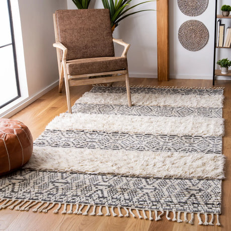 Safavieh Manhattan 4'-0" x 6'-0" Rug in Ivory / Grey
