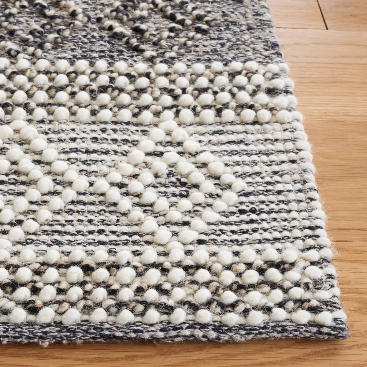 Safavieh Natura 4'-0" x 6'-0" Rug in Ivory / Black