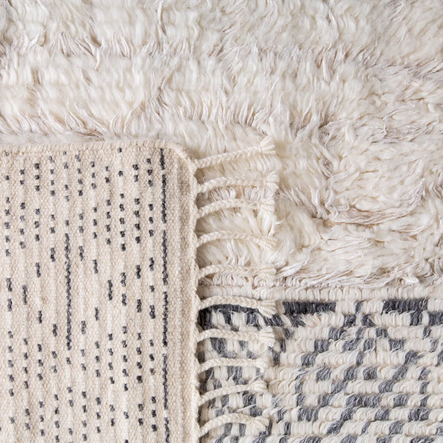 Safavieh Manhattan 4'-0" x 6'-0" Rug in Ivory / Grey