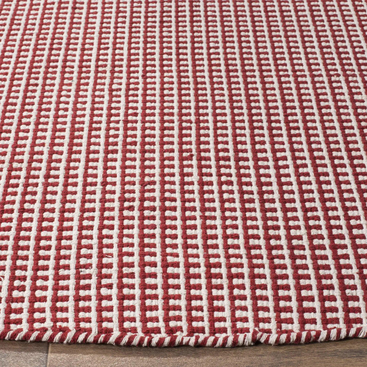 Safavieh Montauk 6'-0" x 6'-0" Rug in Ivory / Red