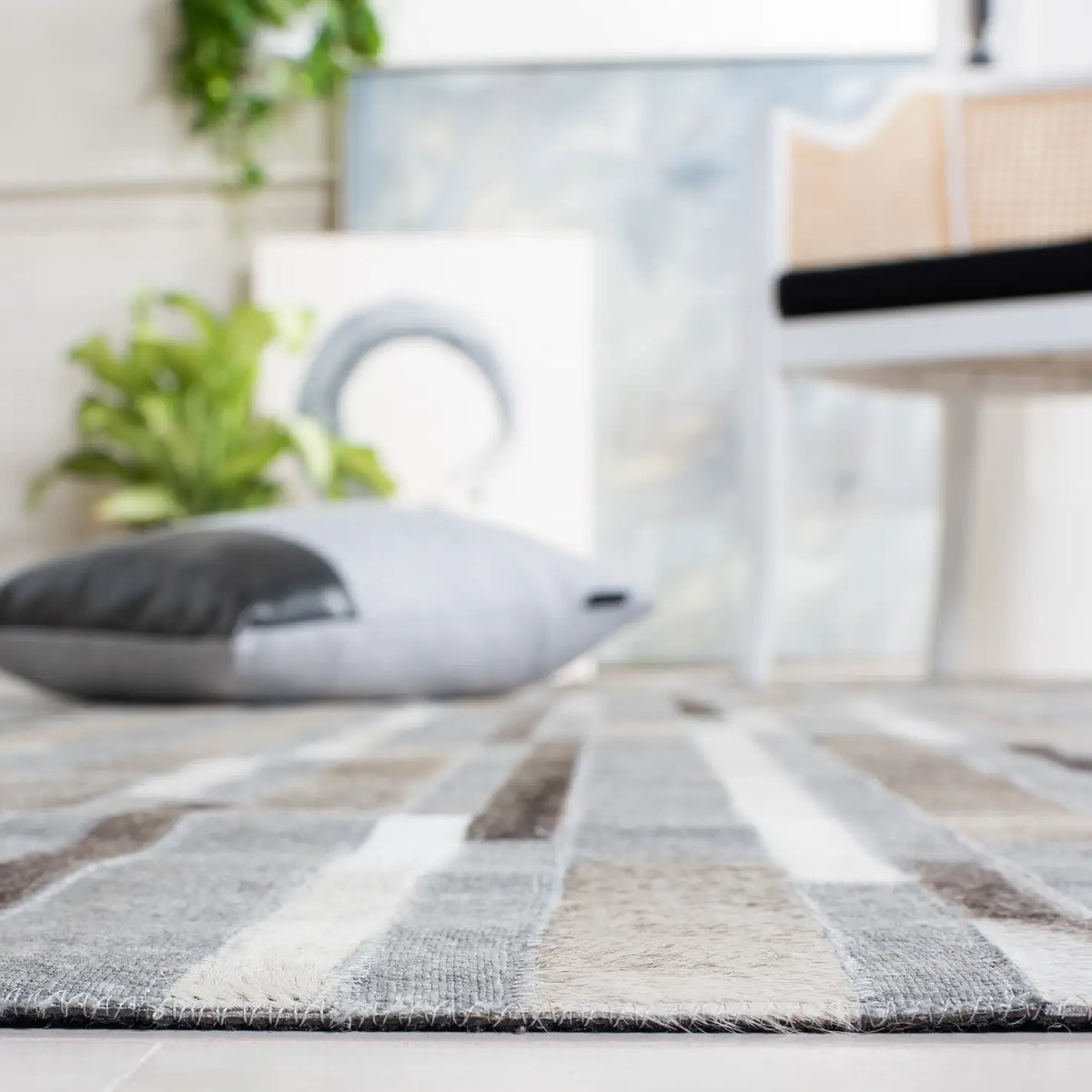 Safavieh Studio Leather 8'-0" x 10'-0" Rug in Ivory / Grey