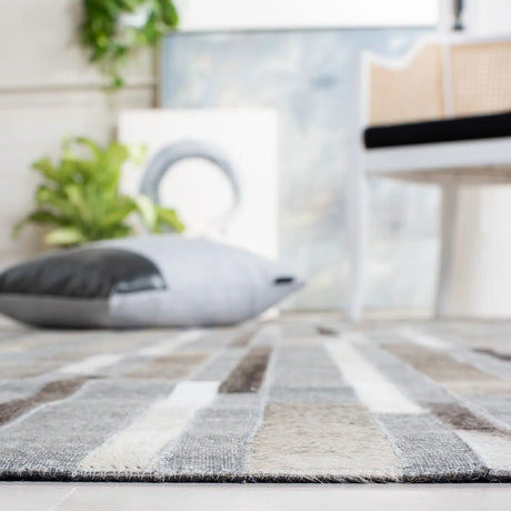 Safavieh Studio Leather 8'-0" x 10'-0" Rug in Ivory / Grey