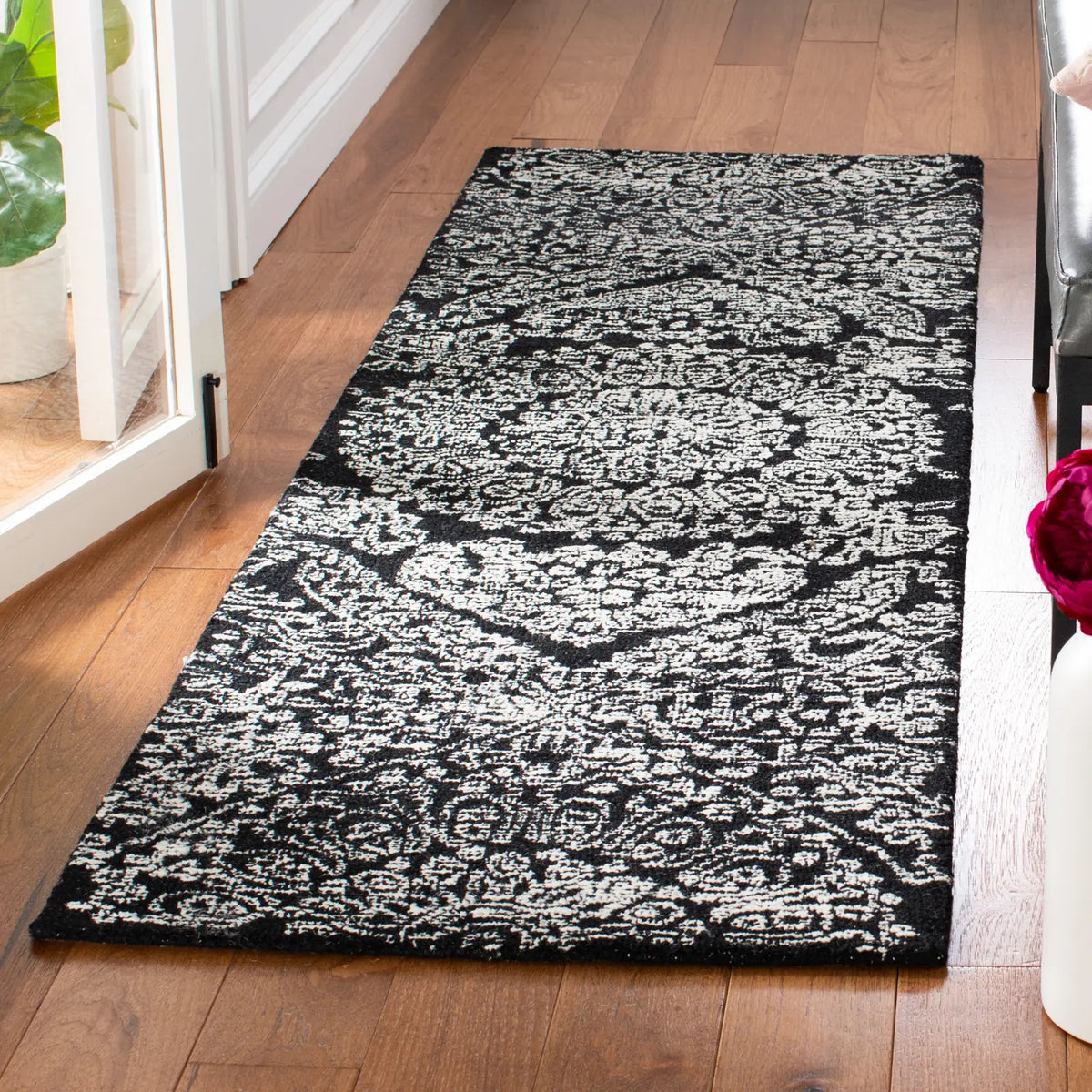Safavieh Metro 2'-3" x 8'-0" Rug in Black / Ivory