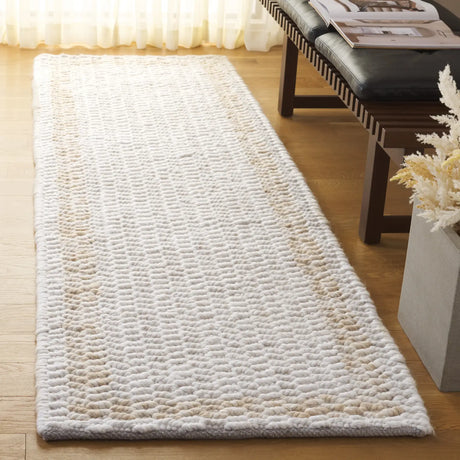 Safavieh Natura 2'-3" x 8'-0" Rug in Beige / Ivory