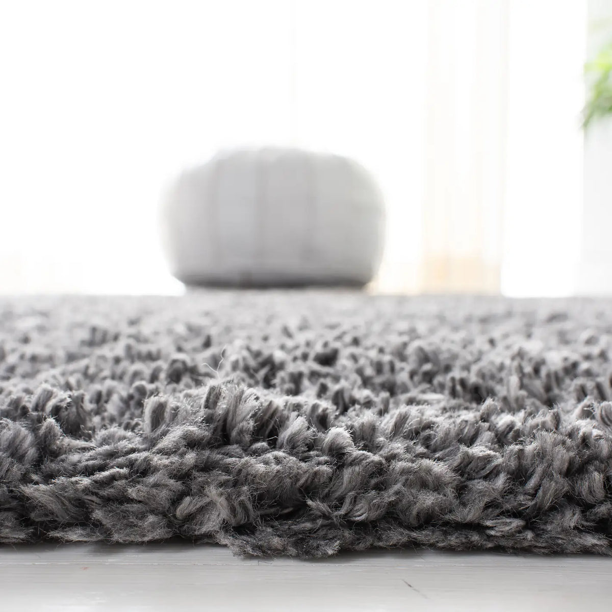 Safavieh Fontana Shag  800 4'-0" x 6'-0" Rug in Silver