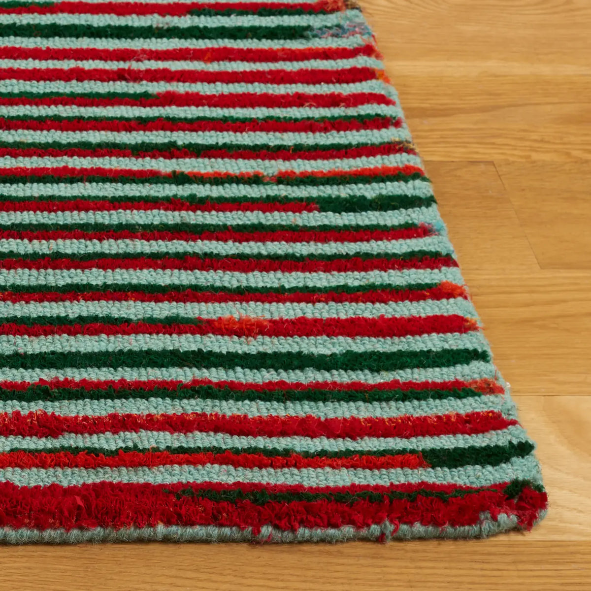 Safavieh Nantucket 6'-0" x 9'-0" Rug in Teal / Red