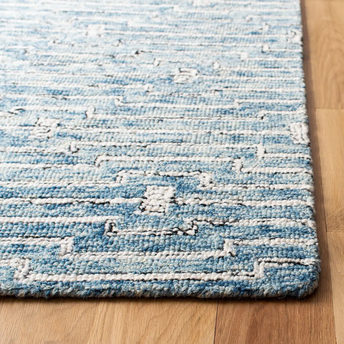 Safavieh Micro-Loop 5'-0" x 8'-0" Rug in Light Blue / Ivory