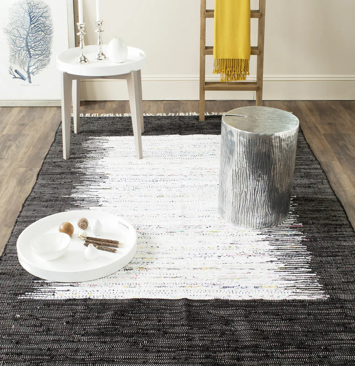 Safavieh Montauk 4'-0" x 6'-0" Rug in Ivory / Black