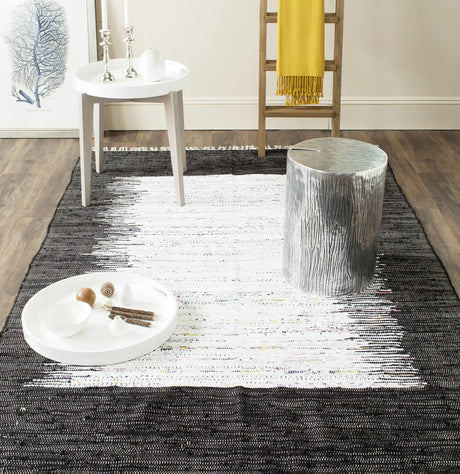 Safavieh Montauk 4'-0" x 6'-0" Rug in Ivory / Black