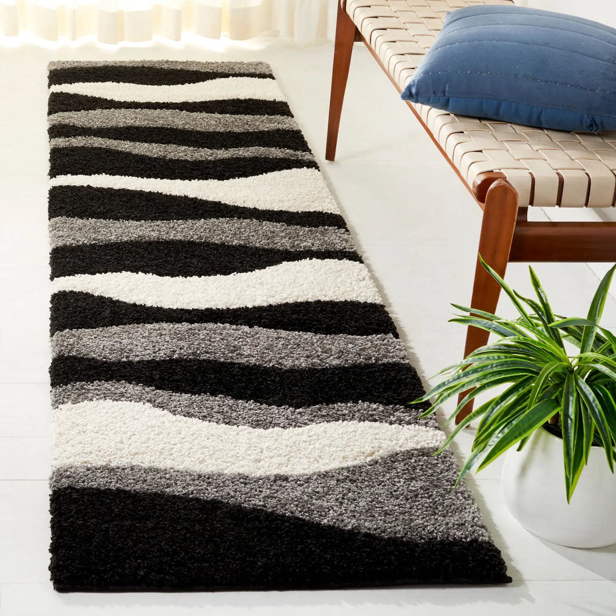 Safavieh Florida Shag 2'-3" x 11'-0" Rug in Grey / Black