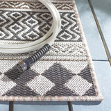 Safavieh Havana 4'-5" x 6'-5" Rug in Light Brown / Black