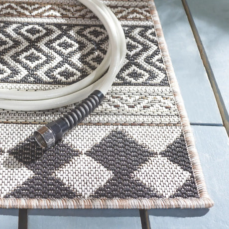 Safavieh Havana 4'-5" x 6'-5" Rug in Light Brown / Black