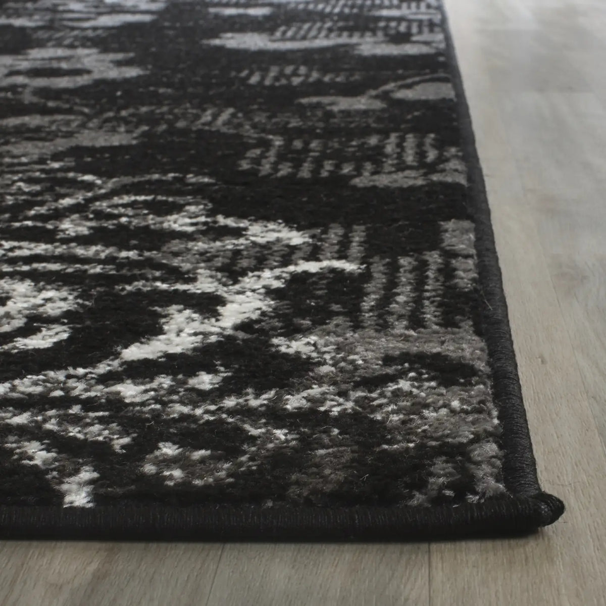 Safavieh Adirondack 2'-6" x 8'-0" Rug in Black / Silver