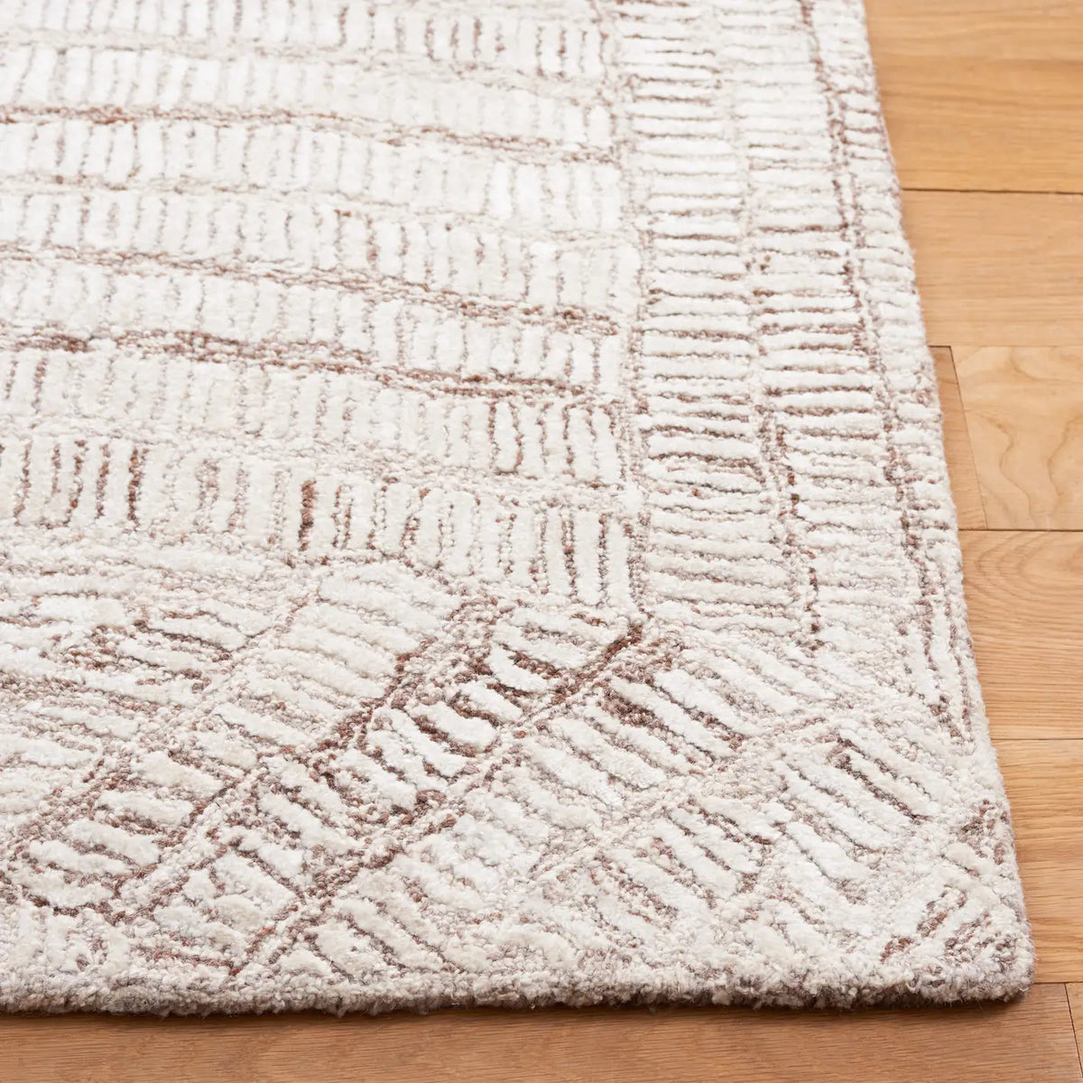 Safavieh Glamour 4'-0" x 6'-0" Rug in Brown / Ivory