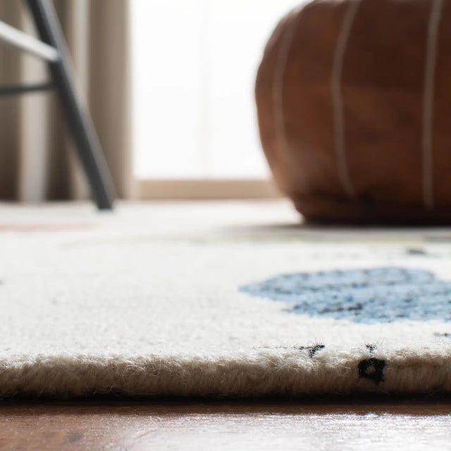 Safavieh Novelty 5'-0" x 8'-0" Rug in Ivory / Blue