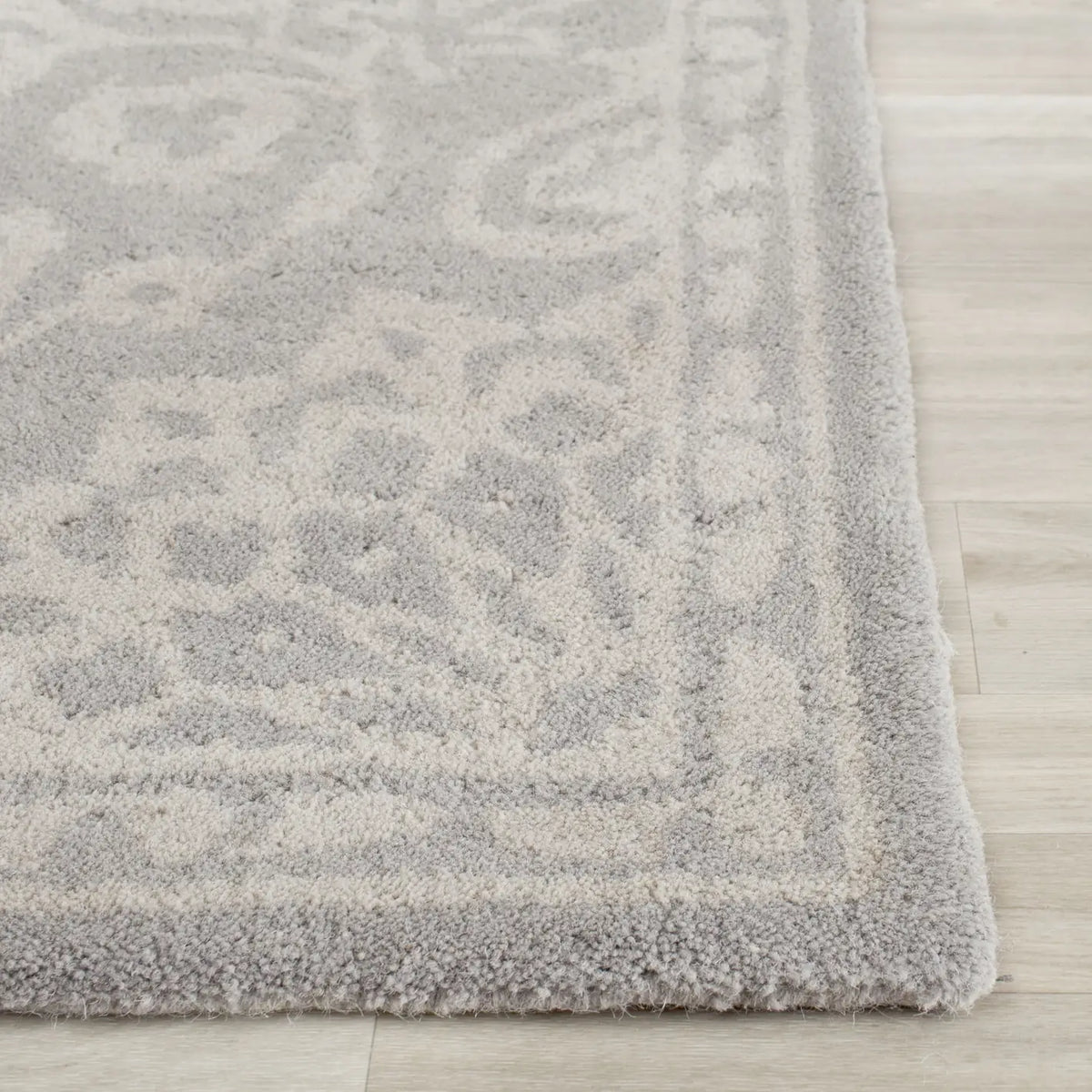 Safavieh Bella 4'-0" x 6'-0" Rug in Grey / Silver