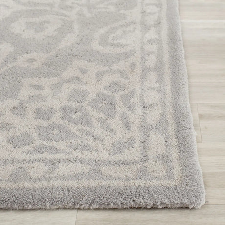 Safavieh Bella 4'-0" x 6'-0" Rug in Grey / Silver
