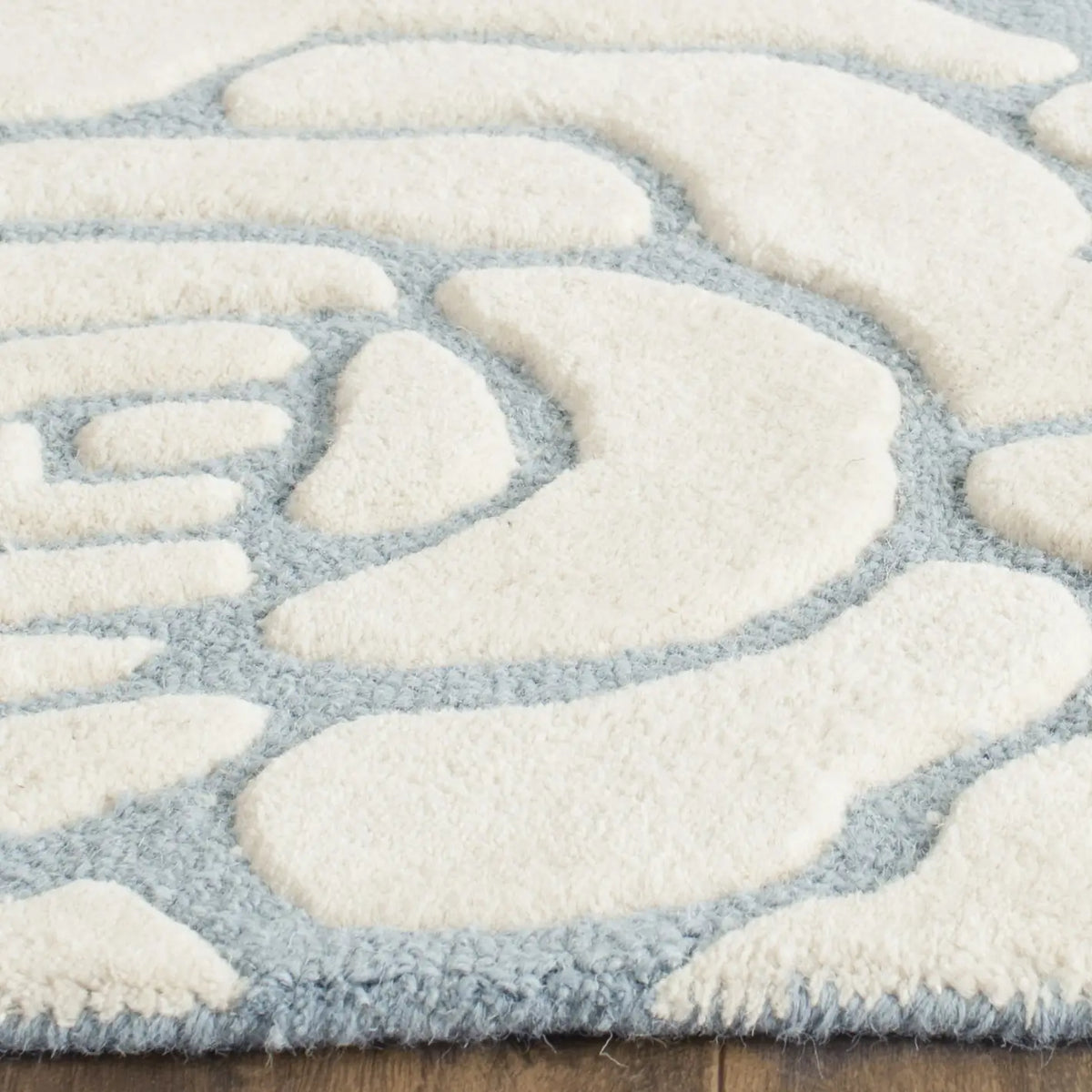 Safavieh Cambridge 4'-0" x 6'-0" Rug in Blue / Ivory
