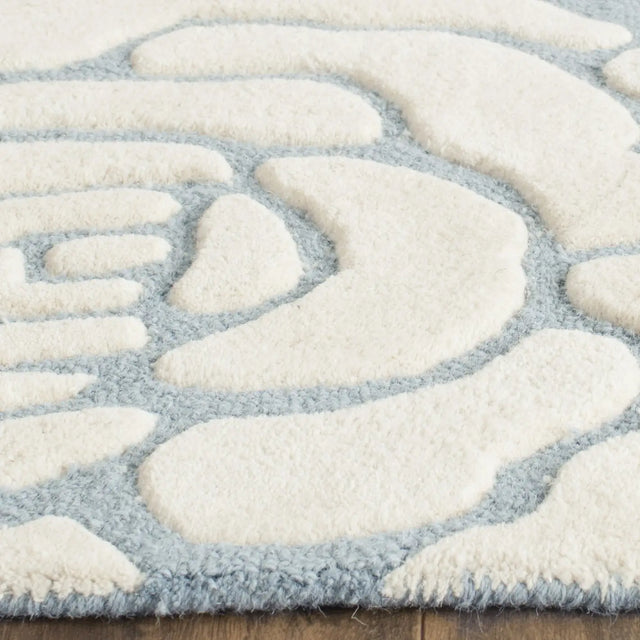 Safavieh Cambridge 4'-0" x 6'-0" Rug in Blue / Ivory