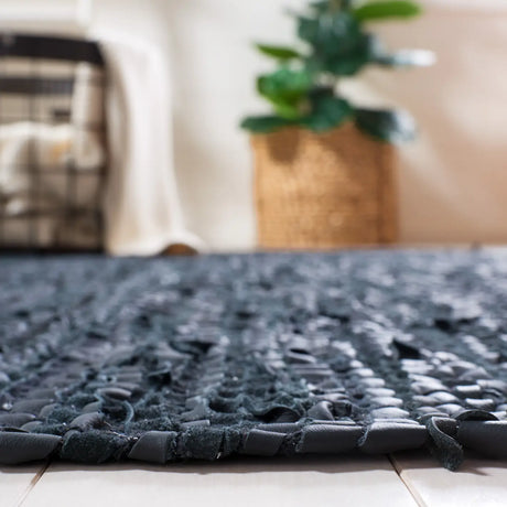 Safavieh Vintage Leather 4'-0" x 6'-0" Rug in Black / Ivory