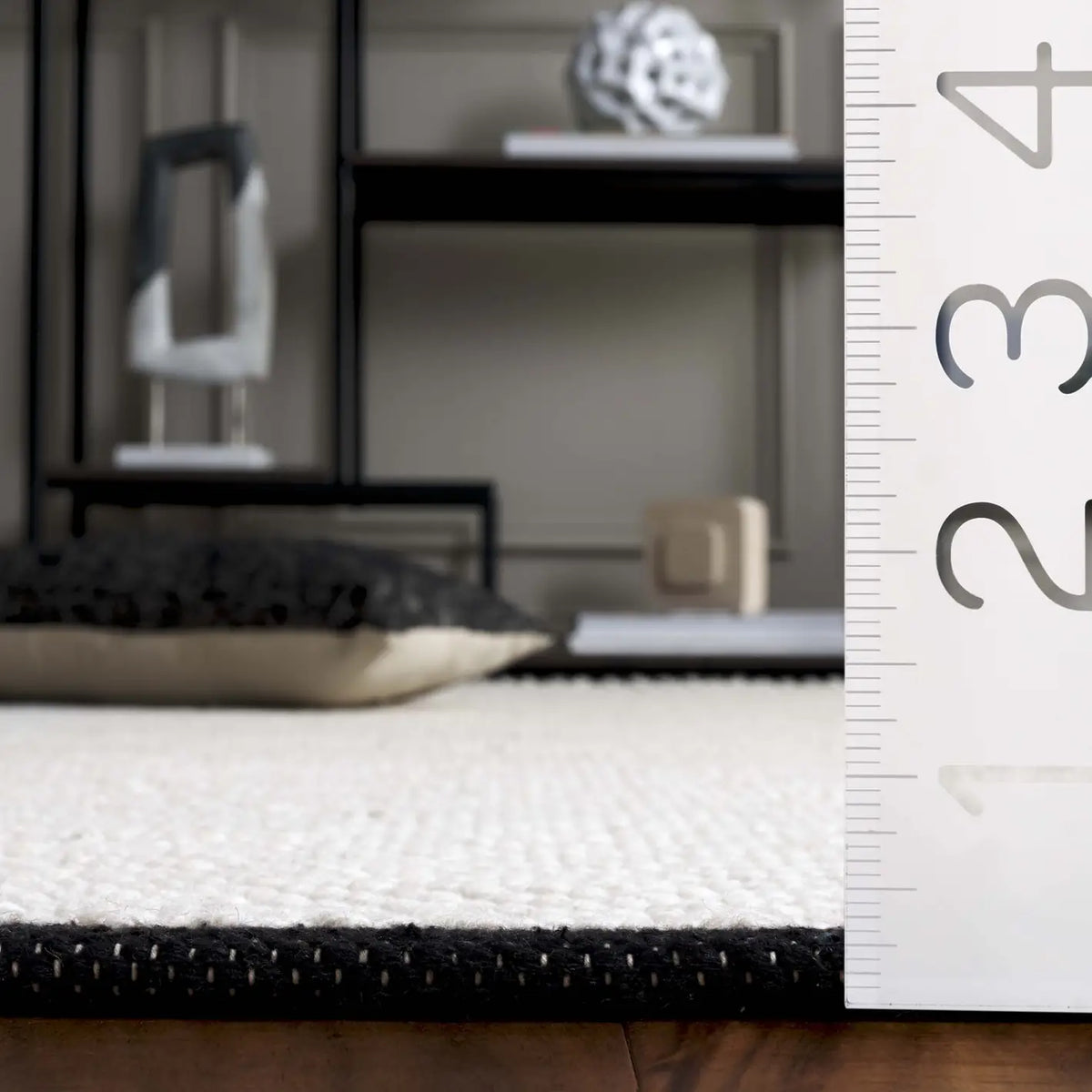 Safavieh Vermont 4'-0" x 6'-0" Rug in Ivory / Black