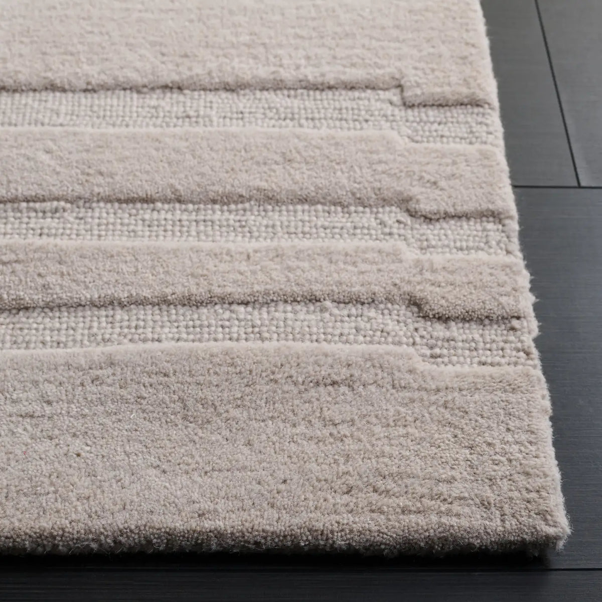 Safavieh Chatham 4'-0" x 6'-0" Rug in Beige