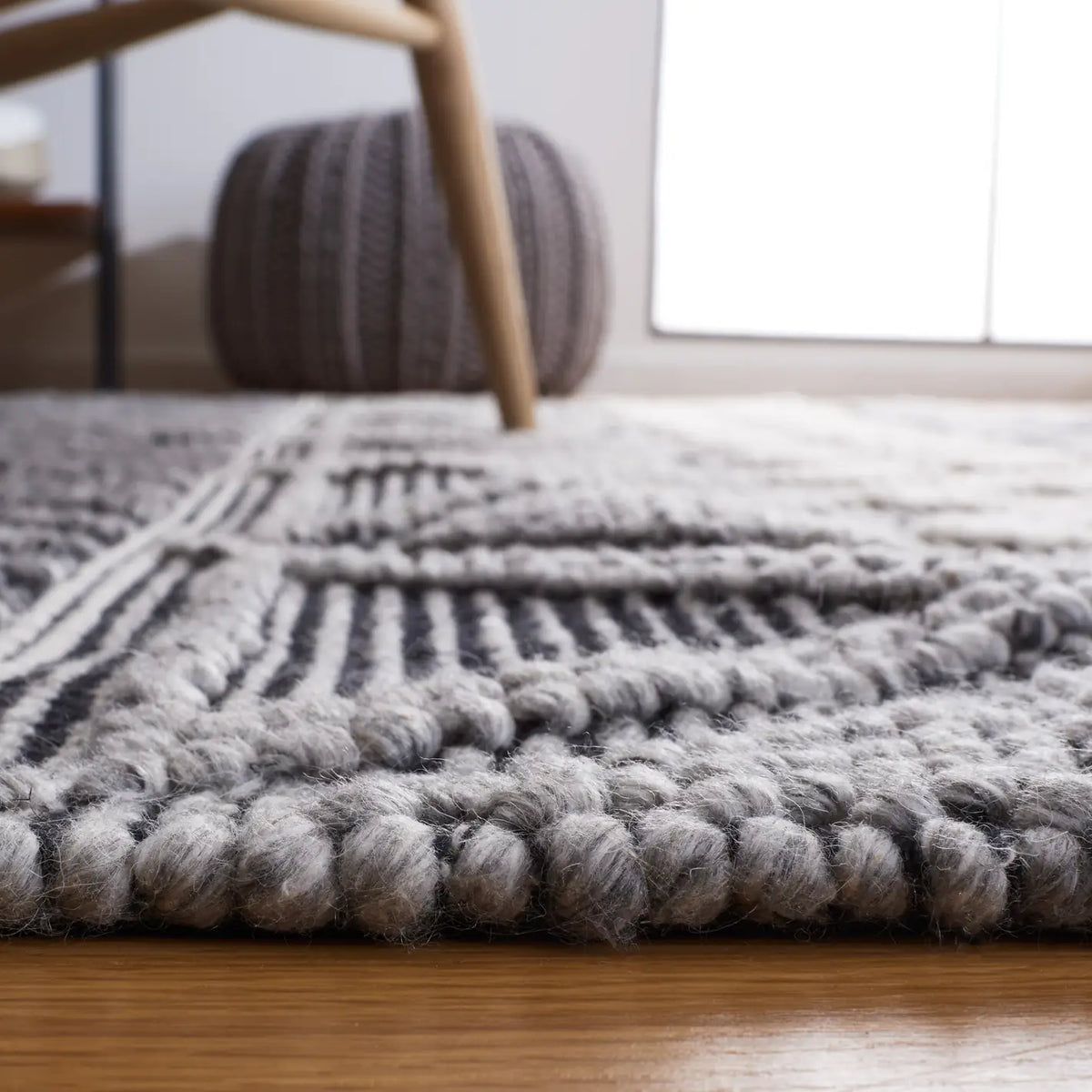 Safavieh Natura 4'-0" x 6'-0" Rug in Charcoal / Ivory
