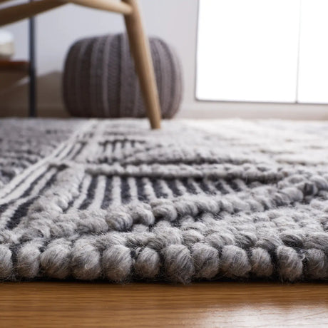 Safavieh Natura 4'-0" x 6'-0" Rug in Charcoal / Ivory