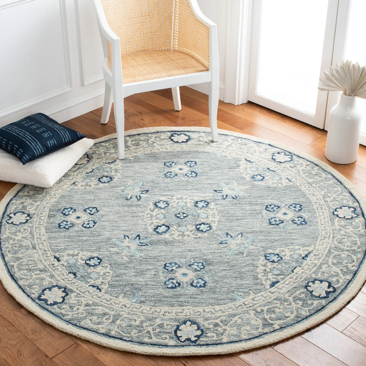 Safavieh Suzani 6'-0" x 6'-0" Rug in Grey / Ivory