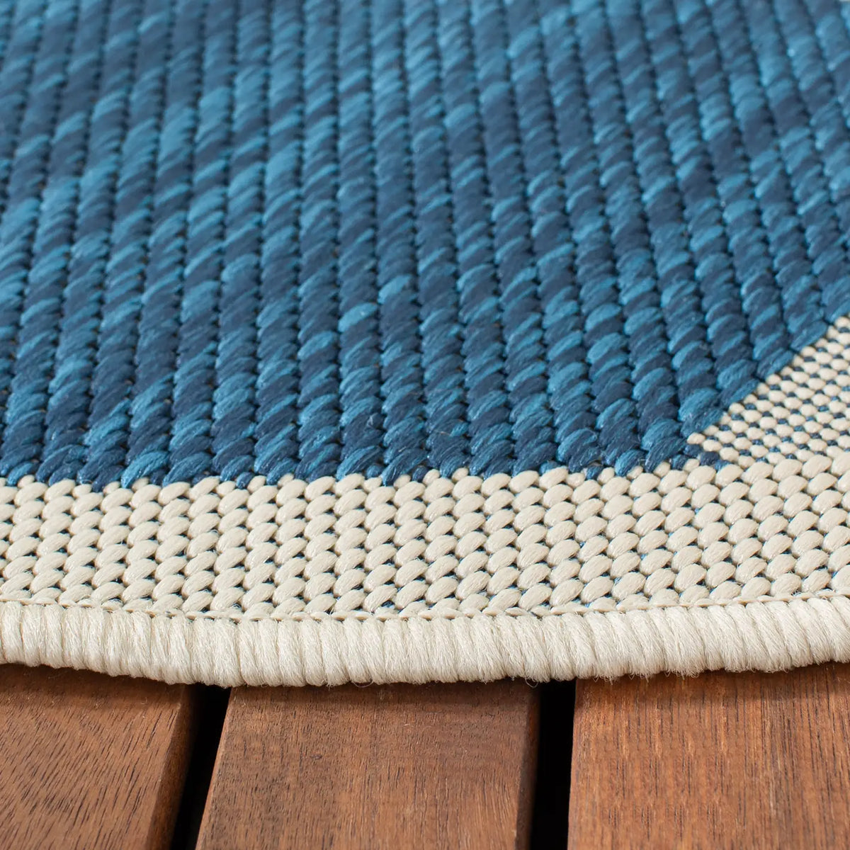 Safavieh Courtyard 5'-3" x 5'-3" Rug in Navy / Beige